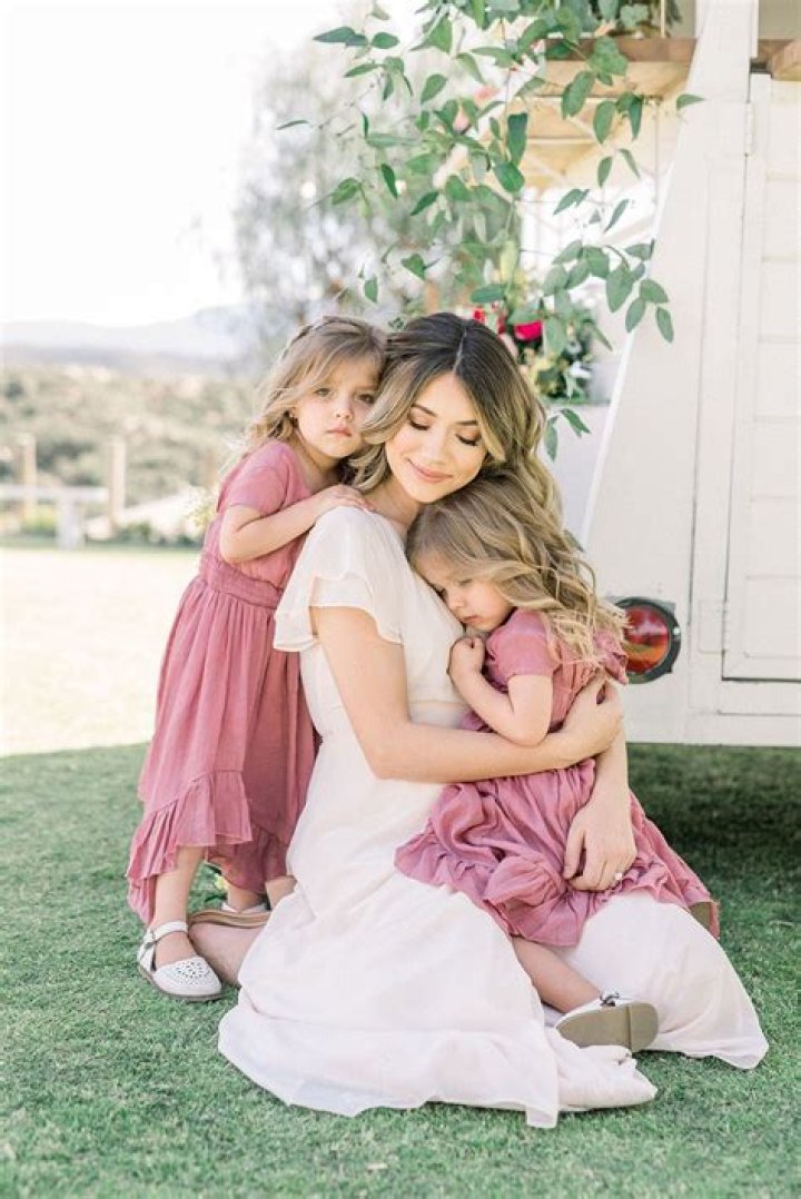 Capture The Special Bond: A Mom And Daughter Photoshoot Experience