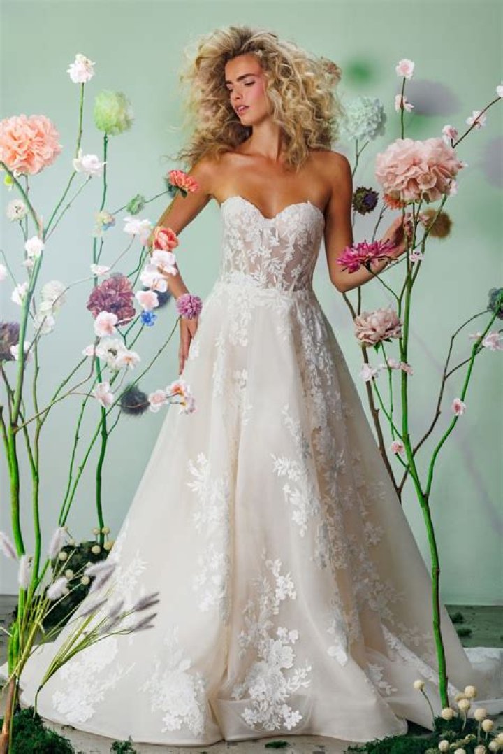 Discover Exquisite Wedding Dresses By Maria Farbinni