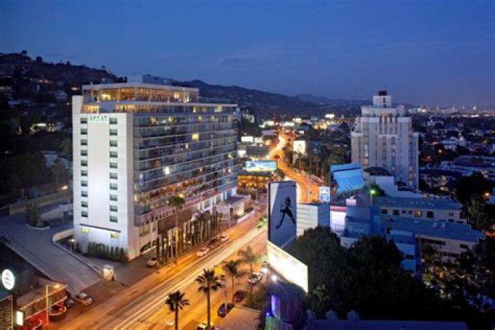 Las Vegas' Celebrity-Approved Hotels: Where The Stars Stay